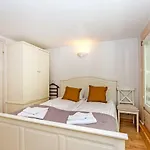 Carlo Rentyear Apartments