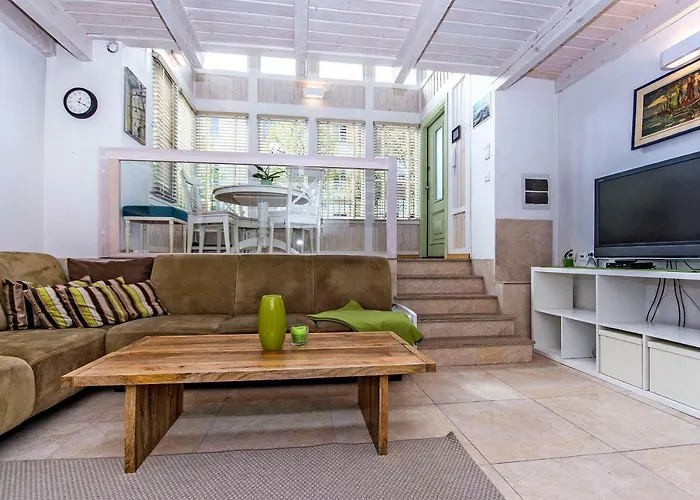 Carlo Rentyear Apartments